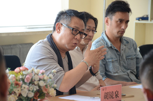 2. 胡镜泉院长与毕业生亲切交流_副本.jpg