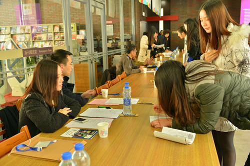 广告学院学生参加2015届毕业生就业招聘会_副本.jpg