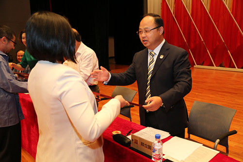 董事长郑立国给获奖教师颁发奖状_副本.jpg