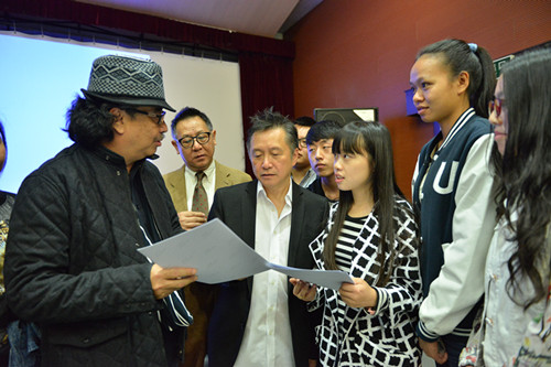“央视公益广告”创意分享会上莫康孙、苏秋萍为同学点评创意简报_副本.jpg