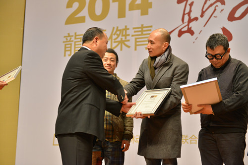 吉林动画学院董事长郑立国向2014龙玺杰青评审主席梁伟丰颁发客座教授聘书_副本.jpg