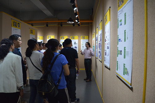 谭悦院长助理带领家长参观广告学院多功能展厅_副本.jpg